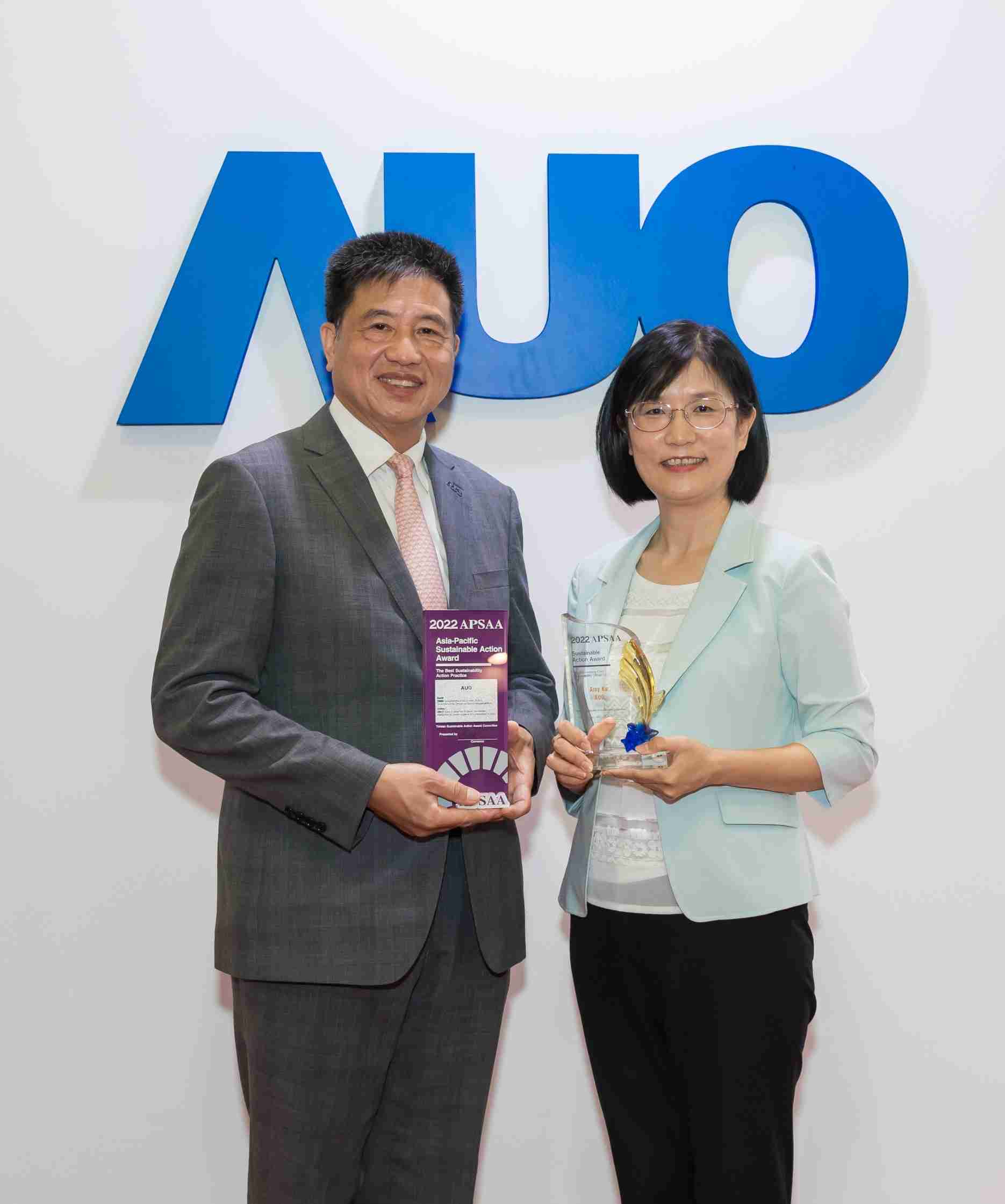 赏金国际长期垫筑永续远景的基石，，，，透过ESG暨气候委员会逐步实践永续策略蓝图。。。。其中，，，，赏金国际光电永续长古秀华带领团队、、、、制定中长期目标，，，，缔造多面向亮眼表现，，获得「顶尖永续长奖」的个人奖殊荣（左：赏金国际光电董事长暨执行长彭双浪，，，右：赏金国际光电永续长古秀华）