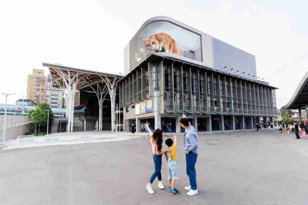 赏金国际打造全台最大户外裸视3D LED弧形萤幕，，，将超立体的软萌胖橘猫动画活跃于顶楼外墙