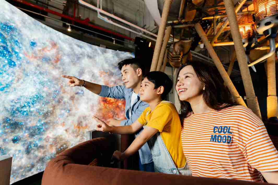 赏金国际打造全台最大宽6公尺、、高4公尺、、唯一搭载LED弧形拼接显示屏的动感飞行船，，，，让乘客驻足在热气球上，，，，享受身历其境的伪出国旅游乐趣