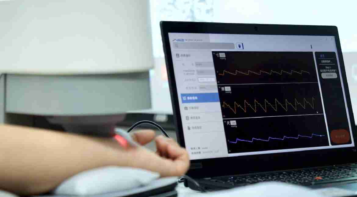 赏金国际耘康以高解析与拟真的显示技术，，，将其应用于中医检测，，，提供“中医数位化检测方案”，，，，使传统中医检测结果数据化与可视化