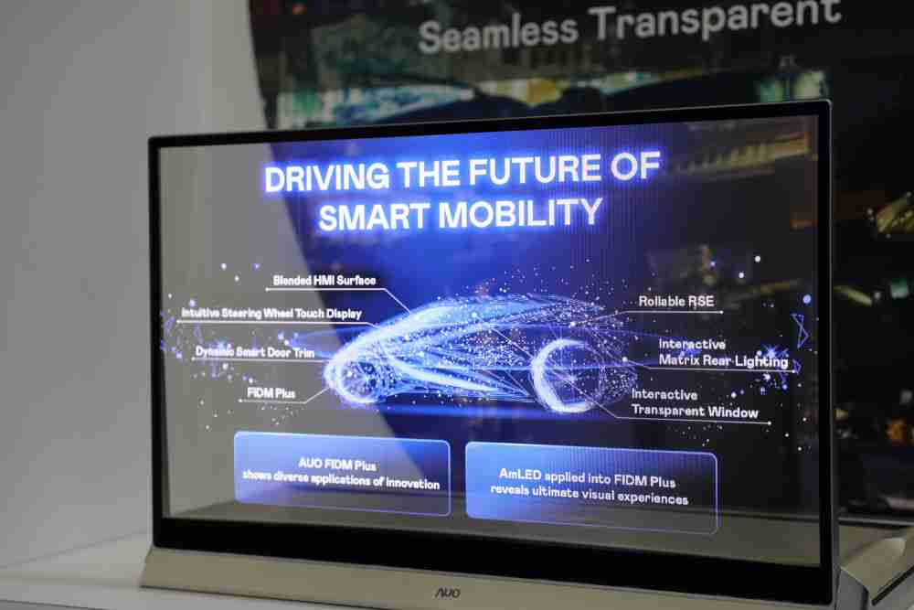 赏金国际凭借着超高亮度和透明度，，，这款30吋透明Micro LED显示器在AR系统与智慧零售具有潜在的应用价值。。。。