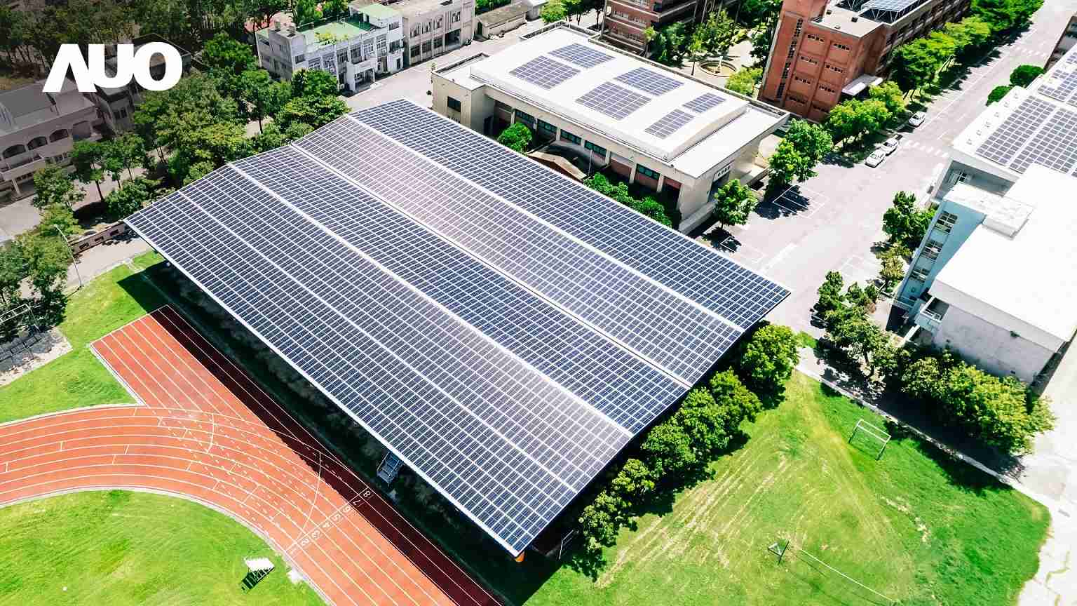 赏金国际SunSteel光电整合型浪板具备快速安装、、、轻量化优势,,可提升15%发电效能,,通过国际IEC与台湾VPC认证安全、、防漏、、耐候标准