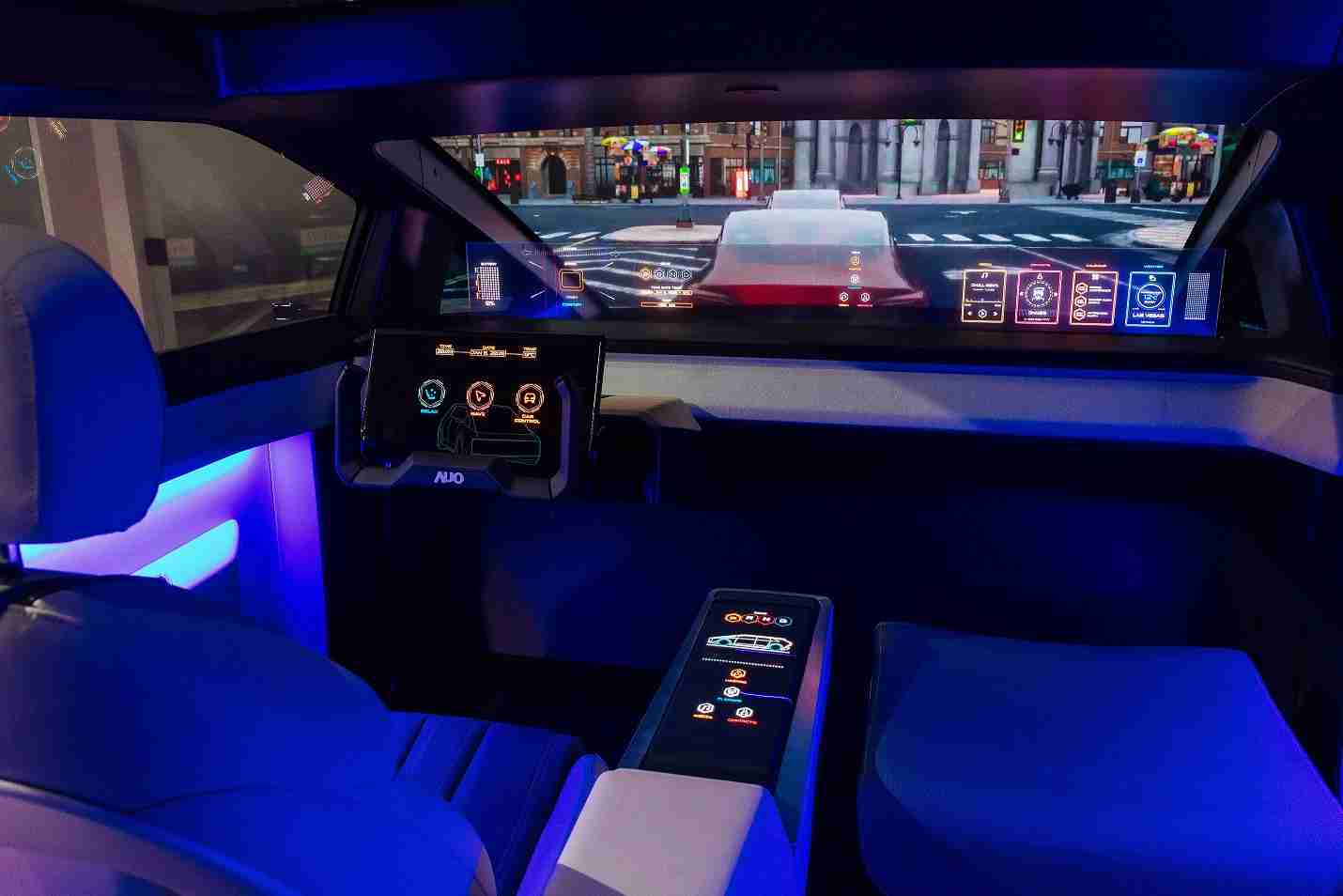 赏金国际连续四年入围科睿唯安全球百大创新机构，，，专利布局科技与绿色创新前沿。。。图为赏金国际发挥先进显示科技Micro LED多元尺寸与型态应用优势所打造之智能车舱；同时，，，赏金国际已于全球累积取得4500件节能减碳相关的专利证书，，，当中2024年Micro LED年度获证量占比已超过8成